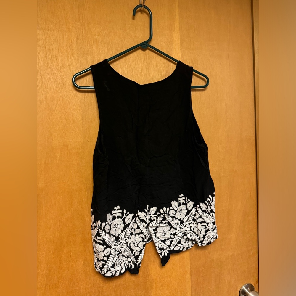 RENNE C Black top with embroidered white flowers. Size L - Picture 5 of 6
